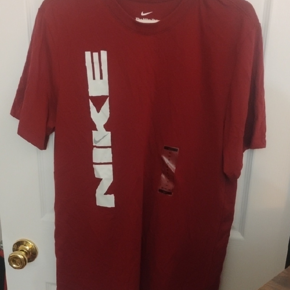Nike Men's Burgundy Short Sleeve Tee